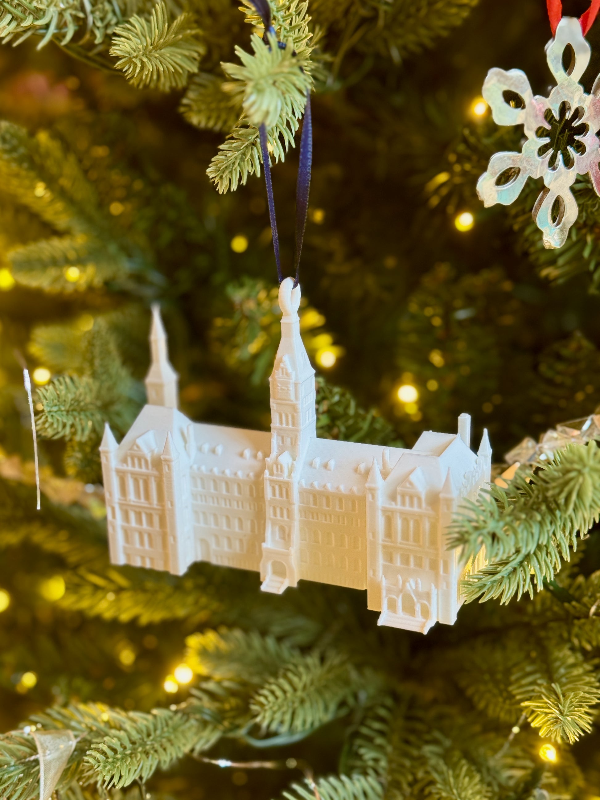 A college ornament for Georgetown University alumni.