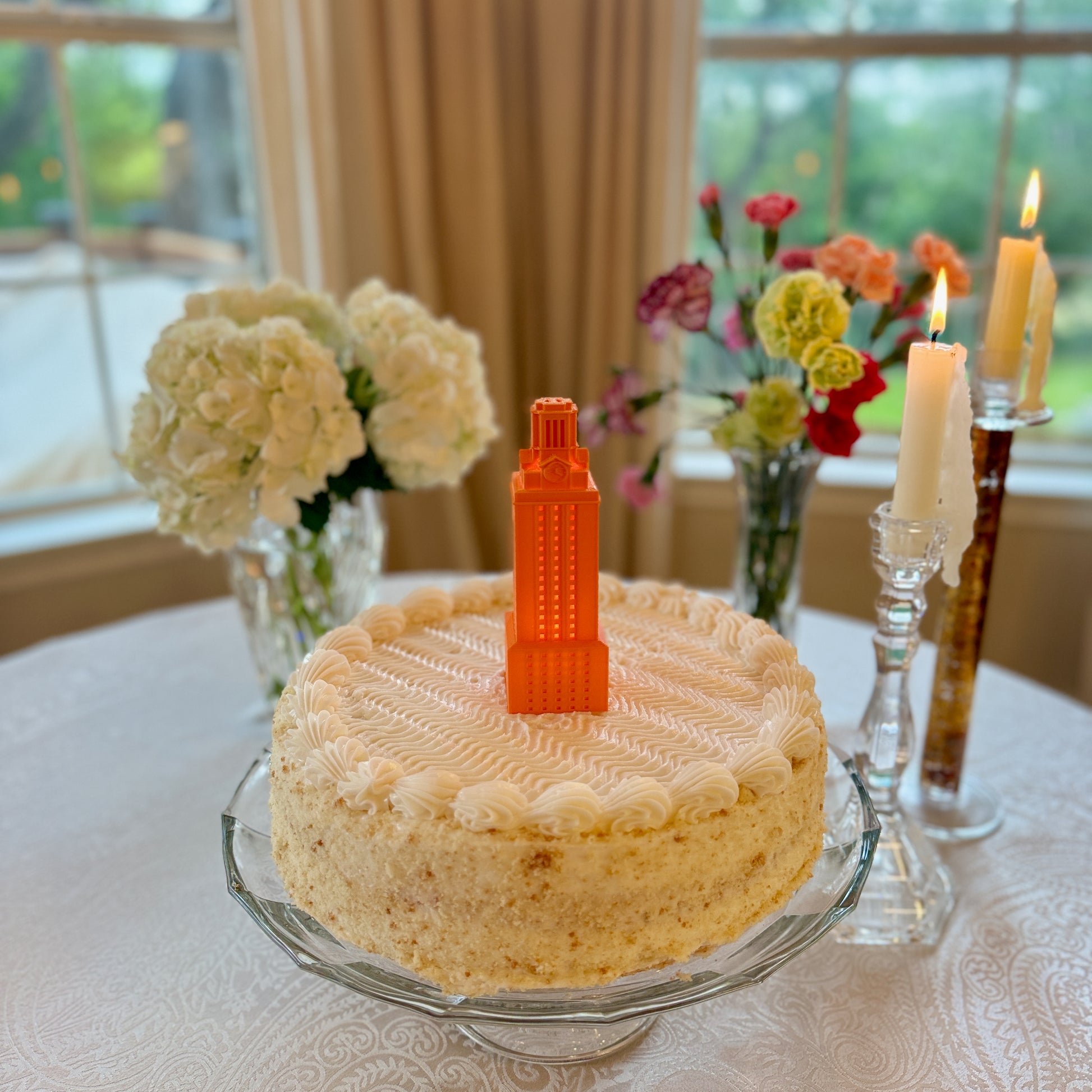 Our UT Tower cake topper light comes in orange and is ready to decorate a University of Texas graduation cake or also as Texas Longhorns decor for a party!