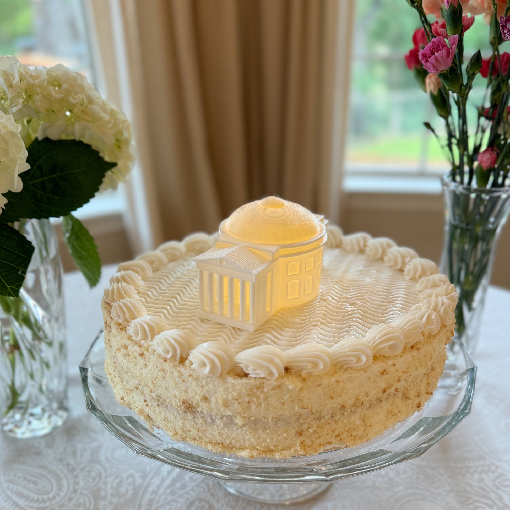 The UVA cake topper, designed as a replica of the UVA Rotunda and shown on a graduation cake.