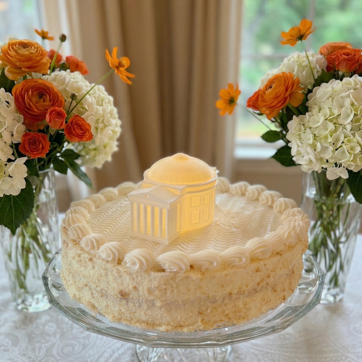 The UVA cake topper light, designed as the UVA Rotunda and shown on a graduation cake or groom's cake.