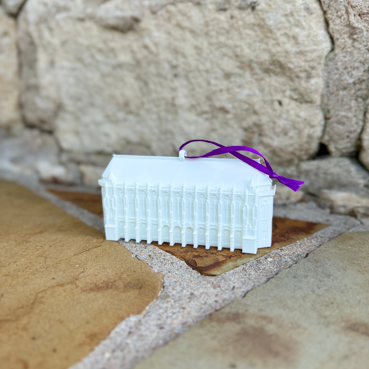 The Washington Huskies ornament for alumni, featuring the Suzzallo Library.